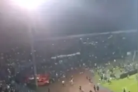 印尼足球联赛骚乱已致百人丧生：输球球迷怒冲入场，警车被砸大洞