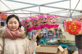 实拍大集上卖灯笼的大叔，问他哪种灯笼最受欢迎，说出来别意外