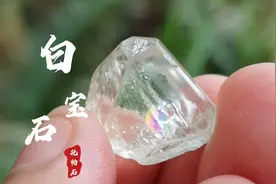 小伙挖出白色透明宝石，打磨成戒指，结婚时不用买首饰了