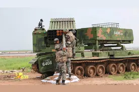 直击演训场丨渤海湾畔 重型火炮跨昼夜实弹射击视频封面