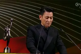 第40届香港电影金像奖刘德华为陈木胜颁奖最佳导演.