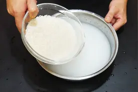 米饭好不好吃淘米是关键，教你正确淘米方法，米饭又香又软真好吃