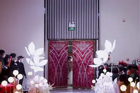 婚礼，父亲送女儿入场，也许这是父亲一辈子内心最复杂的时刻视频封面