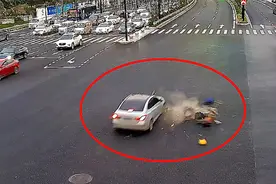 头部缝7针！监拍：电动车闯红灯撞上轿车 骑手头部戳地重摔翻滚视频封面