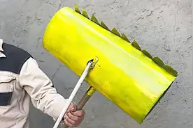 牛人用铝块自制一个耙子，用来清扫院子的树叶杂草，边扫边清理视频封面