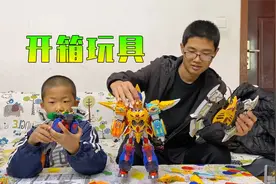 弟弟上完网课后，妈妈给他准备了礼物，满满一大箱玩具视频封面