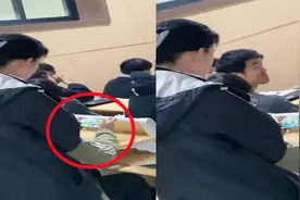 大学生上课玩手游，没想到老师一直在他背后看，画面引网友爆笑视频封面