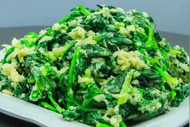 饭店的蒸菜不沱不粘又好吃，厨师长蒸一道菠菜，展示烹饪技巧