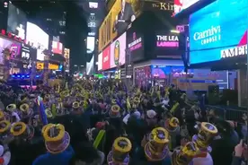 美国一周新增249万，平均每秒增4例，上万人聚集时代广场跨年狂欢视频封面