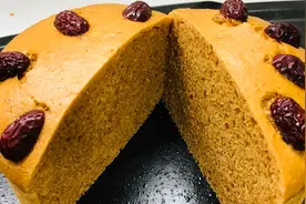 快过年了，年夜饭少不了的红糖发糕，一次成型，出锅蓬松细腻柔软