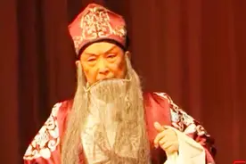 云南京剧院83岁老艺术家李春仁演唱的《打侄上坟》片段，声若洪钟