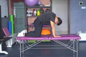 一不小心闪了腰怎么办？康复教练教你1招，正腰椎快速缓解疼痛视频封面