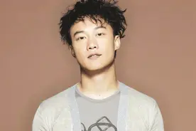 陈奕迅1到44岁影像回忆，十年之前和十年之后，我们将会在哪里？视频封面