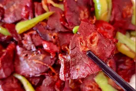 猪身上最便宜的一块肉，营养极高却少有人吃，配辣椒一炒，太香了视频封面