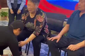 平顶山夫妻与儿子失散41年终相认：见面拥抱痛哭，儿子下跪谢父母视频封面