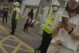 开学第一天，爸爸将一年级女儿送错学校， 接到民警电话恍然大悟视频封面