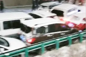实拍：京藏高速张家口段大雪多车连撞  眼看着车一个接一个撞上去视频封面