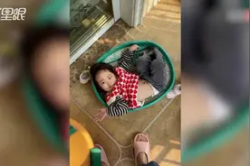 2岁萌娃偷偷藏进猫砂盆 妈妈找遍家里都找不到