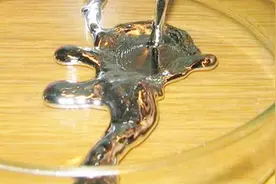 当水银被液氮冻僵，倒上水之后，眼前情形让人大开眼界！