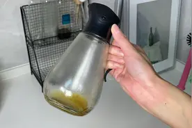 用久的油瓶难清洗？分享简单方法，几分钟让油瓶干净透亮视频封面