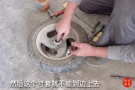电动车行驶中前轮异响怎么维修，修车师傅用一招，一会就搞好了视频封面