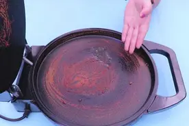 不管电饼铛油垢多脏，上面撒一把，比用洗洁精洗的还干净，学会了