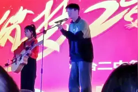 高中生唱《海阔天空》，原本以为是青铜，一开口便惊艳了全场！
