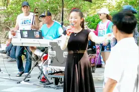 街头艺人表演，大妈公园里一首韩红《天路》唱的真不错，众人围观视频封面