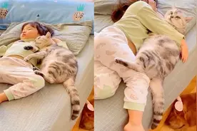 猫咪和萌娃一起睡觉全程宠溺，快掉下去也要紧紧贴着肚皮