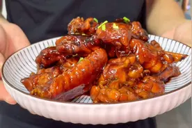 红烧鸡肉好不好吃，诀窍全在这个油上，教你正确的做法，超解馋视频封面