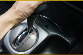 自动挡停车只挂P档，不拉手刹能不能停稳，会损坏变速箱吗？