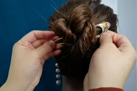 春天来了花苞头这样扎，发型青春洋气还减龄，很实用哦