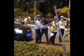 安徽一男子疑似酒驾过肩摔交警 拒不配合交警执法视频封面