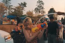 泰国泼水节 DJ Soda 被路人狂泼，原来泼水节这么好玩！视频封面