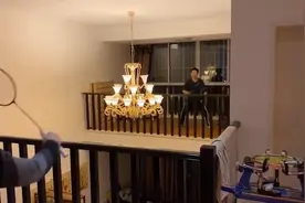 高手！贵州两男子在复式房隔空打羽毛球，网友调侃：球掉了谁捡？