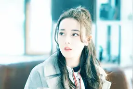 迪丽热巴沙滩苦拖行李箱，被海边情侣嘲讽，誓言再也不做单身狗视频封面