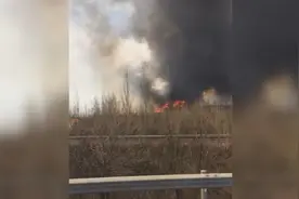 突发！二广高速应县西收费站附近护坡着火 浓烟致使能见度低视频封面