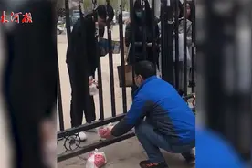 “全部免费”陕西一高校禁点外卖，商贩聚门口送外卖给学生