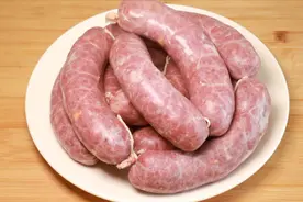 过年了，小秋教你做脆皮香肠，不用晾不用晒，做完就能吃