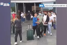 双胞胎弟弟退伍归来 哥哥冲过去熊抱 弟弟：给爸妈敬个礼视频封面