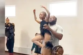 温馨！美国老爸陪着女儿一起跳芭蕾舞 动作僵硬但满满都是爱！视频封面