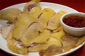 为什么酒店做的白切鸡那么好吃？教你3个详细步骤，口感滑嫩鲜香