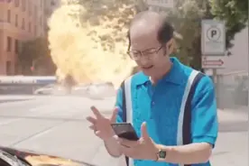 当世界上没了手机就如同末日，老爷子不放过最后一次玩手机的机会