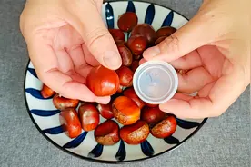 原来板栗去壳这么简单，只需一瓶盖就搞定，3秒1个，方法太实用了