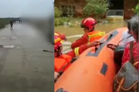 湖北随州暴雨现“鱼过马路”  消防人员筑成人体救生台转移群众视频封面