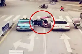 “开门杀”！监拍：出租车等红灯时乘客突然开车门 事故瞬间发生视频封面