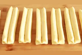 炸油条，千锤百炼的配方，不用鸡蛋和酵母，让你找回小时候的味道