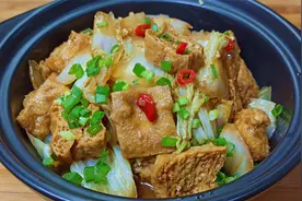 冷天用白菜和豆腐泡一起热乎乎地的炖一锅，吃完浑身暖和特别舒服