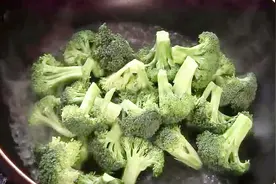 西兰花到底焯水几分钟 焯不对，西兰花就会变软还营养流失