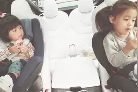 修杰楷晒咘咘和波妞近照，姐妹俩一脸呆萌，粉丝：咘咘越长越漂亮视频封面